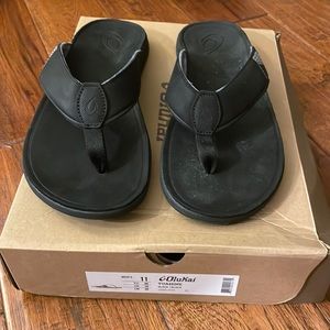 New with box Mens Olukai sandals